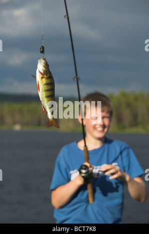 Junge fängt Barsche Stockfoto