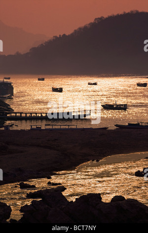 Ein Sonnenuntergang Szene über den Mekong, wo er am Nam Khan Fluss, Luang Prabang, Laos verbunden ist Stockfoto