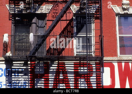 New York Mietshaus, Lower East Side Manhattan, Chinatown Mietshaus mit Feuertreppe und Beschlagschild. New York City, USA Stockfoto