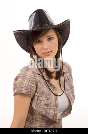 Junge Frau, die lässig gekleidet mit einem Cowboy-Hut Stockfoto