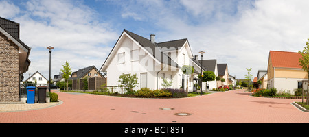 Panoramablick über typische neuentwickelten vorstädtischen Wohngebiet in Deutschland Stockfoto