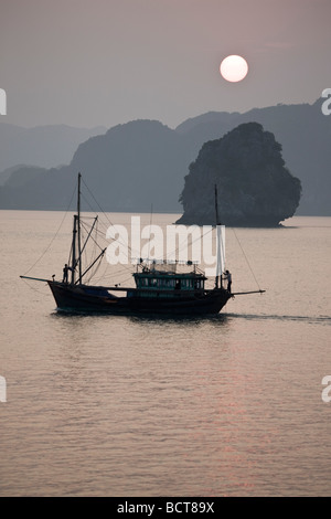 Angelboot/Fischerboot bei Sonnenuntergang Halong Bucht Vietnam Stockfoto