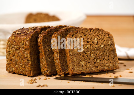 Vollkorn braun, Brot, Brot und drei Scheiben, Brotmesser auf schneiden plank Stockfoto