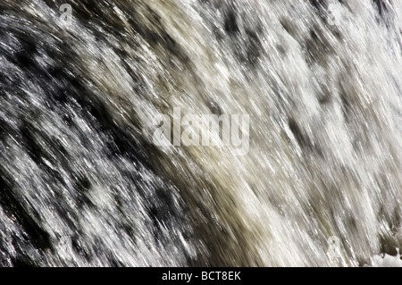 Verschwommen, fließenden Wasser Detail niedrigen Verschlusszeit Stockfoto