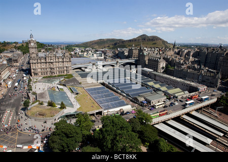 Blick von Scotts Denkmal in Edinburgh Waverley Bridge, der Bahnhof Waverley Street, das Balmoral Hotel suchen Stockfoto