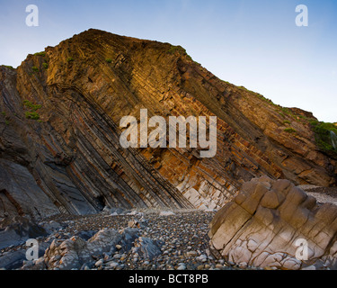 Nahaufnahme von geologischen Gesteinsschichten des gekippten Sedimentschichten in den Klippen an Sandy Mündung in der Nähe von Bude North Cornwall UK Stockfoto