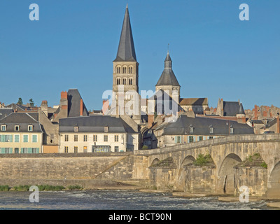 Brücke über den Fluss Loire im Hintergrund die Kirche Notre-Dame in La Charite-Sur Loire Stockfoto