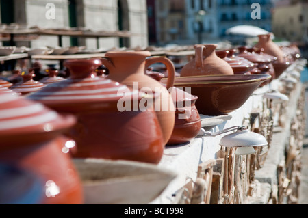 Keramik und Keramik zum Verkauf außerhalb der Moschee am Hafen in Chania, Kreta, Griechenland. Stockfoto