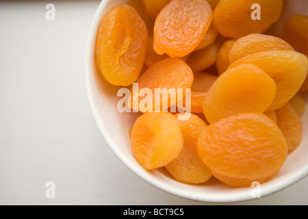 Nahaufnahme einer Schüssel getrocknete Aprikosen Stockfoto