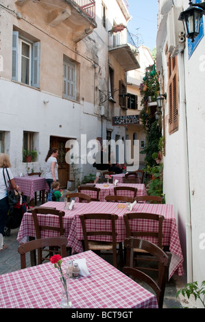 Restaurant Tische auf der Rückseite Straße. Altstadt, Chania, Kreta, Griechenland. Stockfoto