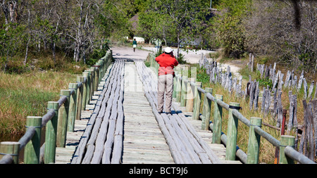 Touristische auf Brücke über den Khwai River im Moremi Game Reserve in Botswana, Südafrika. Stockfoto