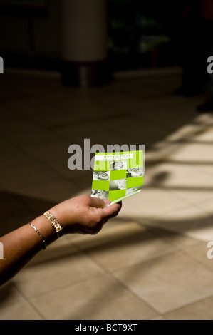Ein Freiwilliger aus der Nächstenliebe die Samariter ein Flugblatt verteilen. Stockfoto