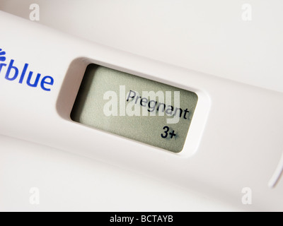 Ein Schwangerschaftstest Gerät zeigt ein positives Ergebnis schwangeres auf dem LCD-Display. Stockfoto