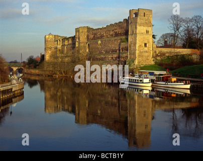 Newark-Burg und den Fluss Trent im Spätwinter Sonnenschein. Stockfoto