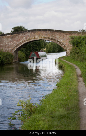 Eine schmale Boot navigiert Bridgewater Kanal entlang und eine gewölbte Brücke unterquert Stockfoto