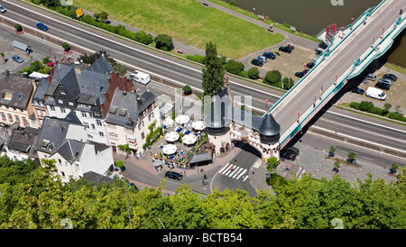 Blick auf die Stadt Traben-Trarbach und dem Brueckentor Brücke Tor auf der Mosel-Brücke, erbaut 1899 von Bruno Moehring, Quartal Stockfoto