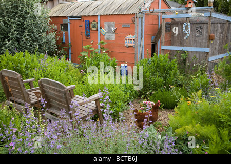 Skurrile Hinterhofgarten mit essbaren Kräutern Stühle rot Schuppen und Hühner Amy Stewart s Garten Stockfoto