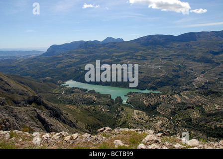 Blick vom Burgruine bei Castellet zum Stausee am Guadalest und der Küste, Comunidad Valenciana, Provinz Alicante, Spanien Stockfoto