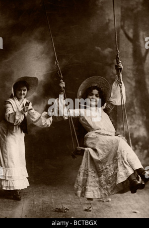 Mädchen auf Schaukel, historisches Foto um 1908 Stockfoto