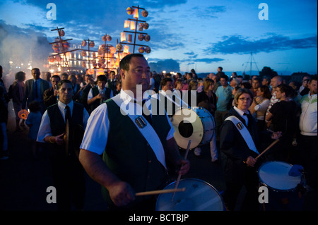 Late-Night-Party der Bastille Day in den Straßen von Honfleur, Frankreich Stockfoto