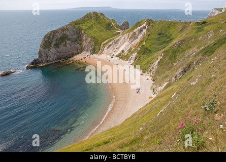 Einladende Strand in St. Oswald Bay in der Nähe von Lulworth Cove, Dorset, mit der Isle of Portland am Horizont. Stockfoto