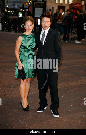 Robert Downey Jr. und Frau Susan auf dem roten Teppich bei der Londoner Premiere von Tropic Thunder, im Odeon Leicester Square. Stockfoto