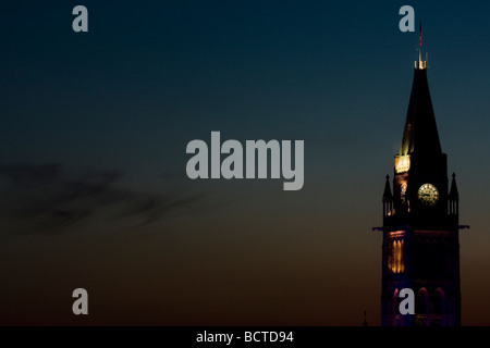 Dämmerung über Kanadas Turm von Sieg und Frieden am Parliament Hill in Ottawa, Ontario, Kanada. Stockfoto