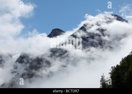 Wolken in den Bergen Dachsteingebirge, Blick vom Rudolfsturm Turm Treffzone Hallstatt, Salzkammergut, Oberösterreich, Au Stockfoto