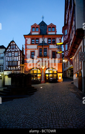 Das historische Bernkastel Marktplatz, Bernkastel-Kues, Mosel River, Rheinland-Pfalz, Deutschland, Europa Stockfoto