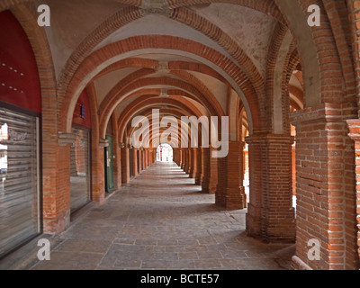 Arkade De La Place Nationale in Montauban Mit Läden Arkaden De La legen Nationale in Montauban mit Geschäften Stockfoto