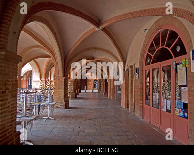 Arkade De La Place Nationale in Montauban Mit Einer Bar Arkaden De La legen Nationale in Montauban mit einer Bar Stockfoto