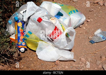 Ausrangierte Säcke mit Müll Stockfoto