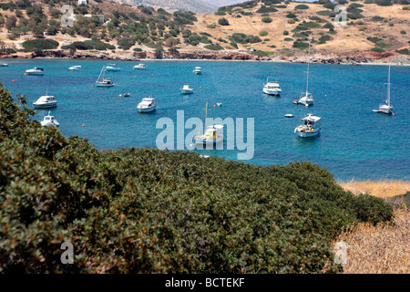 Yachten und Motorboote vor Anker in Griechenland Stockfoto