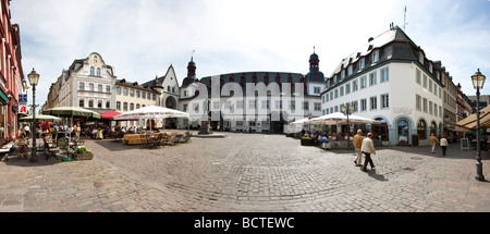 Touristen sitzen in einem Café am Jesuitenplatz Square, Koblenz, Rheinland-Pfalz, Deutschland, Europa Stockfoto
