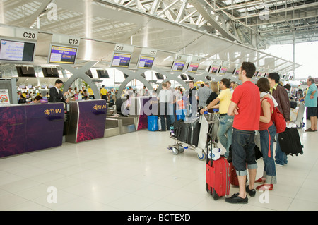 Passagiere beim Check-in Schalter, Suvarnabhumi Airport, Bangkok, Thailand, Asien Stockfoto
