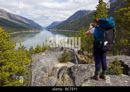 Weibliche Wanderer, Rucksacktouristen, die Aufnahme des Lake Bennett, Chilkoot Pass, Chilkoot Trail, Yukon Territory, British Columbia, B. C., Stockfoto