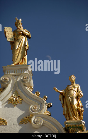 Goldene Statuen auf dem Dach des Rathauses in der Altstadt von Brügge, Belgien Stockfoto