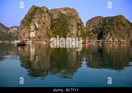 Schwimmende Dorf Halong Bucht Vietnam Stockfoto