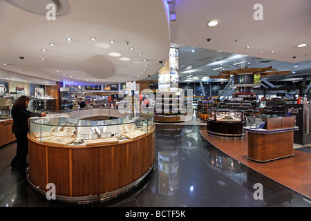 Duty free Shop mit Schmuck, Spirituosen, Tabakwaren und Kosmetik, O R Tambo International Airport, Johannesburg, South Af Stockfoto