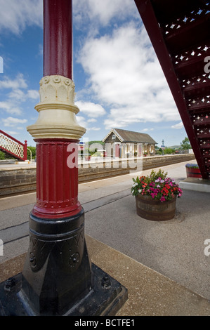 Bahnhof auf der Settle Carlisle Linie angezeigt unterhalb der antiquierten Eisenbrücke, Settle, North Yorkshire zu begleichen Stockfoto