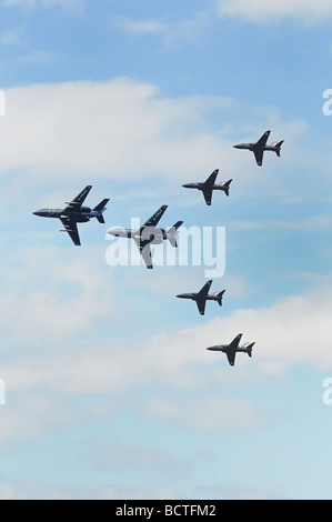 Die schwarzen Seahawks bestehend aus zwei Dassault Falcon 20 und vier BAe Hawk Trainer Display an der 2009 International Air Tattoo Stockfoto