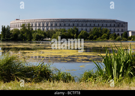 Kongresshalle Kongresshalle, unvollendet, monumentalen Gebäude, gröberen Dutzendteich Teich Reichsparteitagsgelaende Nazi Partei ra Stockfoto