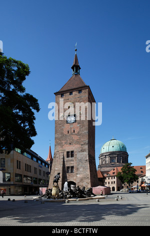 Weisser Turm Turm, Turm Uhr, 1250, Ehekarussell Brunnen, Ludwigsplatz Quadrat, St. Elisabeth Kirche, Dom, Altstadt Luxemburgs Stockfoto