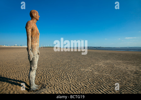 Sir Antony Gormley artwork Eine andere Stelle Crosby Strand, die Teil der Sefton Coast befindet, innerhalb der Liverpool City Region des Vereinigten Königreichs. Stockfoto