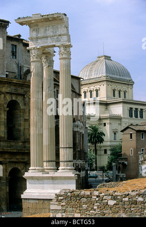 Synagoge, drei Säulen der Tempel des Apollo Sosianus, neben dem Theater des Marcellus, Forum Holitorium, Rom, Latium, es Stockfoto