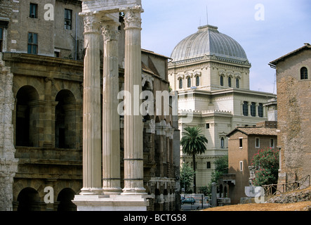 Synagoge, drei Säulen der Tempel des Apollo Sosianus, neben dem Theater des Marcellus, Forum Holitorium, Rom, Latium, es Stockfoto