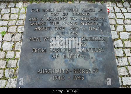 Gedenktafel am Ort der Gaskammern in Auschwitz Stockfoto