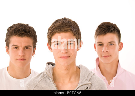 Drei Jungs nebeneinander stehend Stockfoto