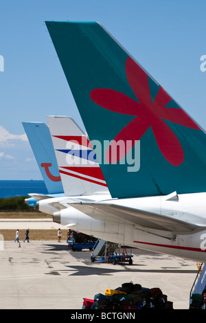 drei Ebenen saß auf der Startbahn warten darauf, gespeist werden und Passagiere an Bord in Kefalonia, griechische Insel in der Sonne Stockfoto