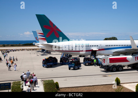 drei Ebenen saß auf der Startbahn warten darauf, gespeist werden und Passagiere an Bord in Kefalonia, griechische Insel in der Sonne Stockfoto